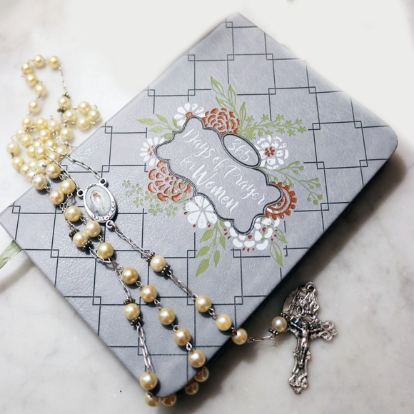 🙏🏻🕊 365 Days of Prayer for Women - Prayer Book - Ladies’ Religious Gift 🙏🏻✨ - Picture 15 of 15